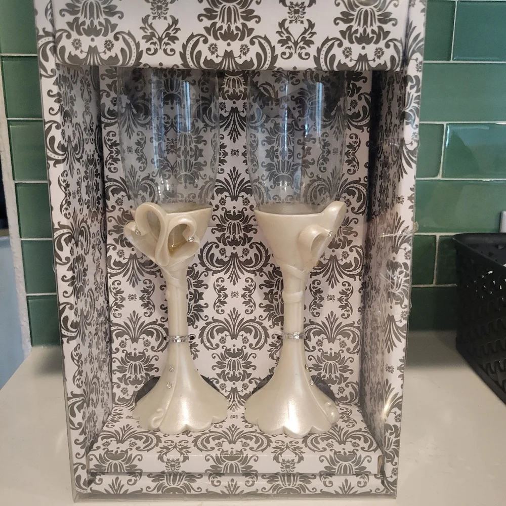 BRUDE AND GROOM HEART SHAPED TOASTING CHAMPAGNE FLUTES NIB